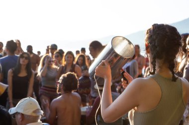 Üçüncü plaj, Downtown Vancouver, British Columbia, Kanada - 22 Mayıs 2018: eğleniyor bir Drum Circle olay sırasında canlı bir günbatımı insanlar.