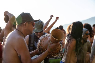 Üçüncü plaj, Downtown Vancouver, British Columbia, Kanada - 22 Mayıs 2018: eğleniyor bir Drum Circle olay sırasında canlı bir günbatımı insanlar.