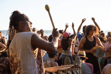 Üçüncü plaj, Downtown Vancouver, British Columbia, Kanada - 22 Mayıs 2018: eğleniyor bir Drum Circle olay sırasında canlı bir günbatımı insanlar.