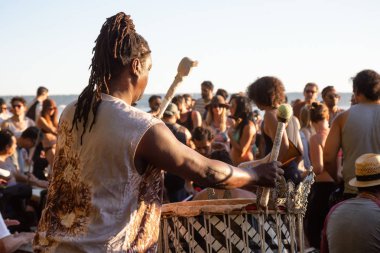 Üçüncü plaj, Downtown Vancouver, British Columbia, Kanada - 22 Mayıs 2018: eğleniyor bir Drum Circle olay sırasında canlı bir günbatımı insanlar.