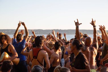 Üçüncü plaj, Downtown Vancouver, British Columbia, Kanada - 22 Mayıs 2018: eğleniyor bir Drum Circle olay sırasında canlı bir günbatımı insanlar.