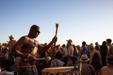 Üçüncü plaj, Downtown Vancouver, British Columbia, Kanada - 22 Mayıs 2018: eğleniyor bir Drum Circle olay sırasında canlı bir günbatımı insanlar.