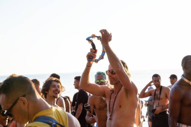 Üçüncü plaj, Downtown Vancouver, British Columbia, Kanada - 22 Mayıs 2018: eğleniyor bir Drum Circle olay sırasında canlı bir günbatımı insanlar.