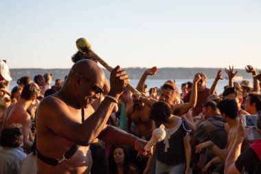 Üçüncü plaj, Downtown Vancouver, British Columbia, Kanada - 22 Mayıs 2018: eğleniyor bir Drum Circle olay sırasında canlı bir günbatımı insanlar.