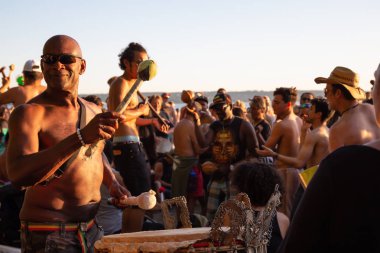 Üçüncü plaj, Downtown Vancouver, British Columbia, Kanada - 22 Mayıs 2018: eğleniyor bir Drum Circle olay sırasında canlı bir günbatımı insanlar.