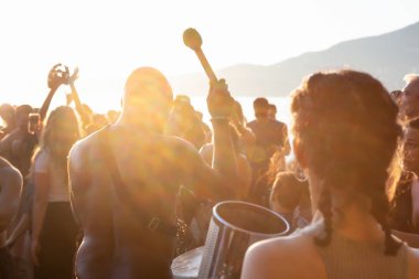 Üçüncü plaj, Downtown Vancouver, British Columbia, Kanada - 22 Mayıs 2018: eğleniyor bir Drum Circle olay sırasında canlı bir günbatımı insanlar.
