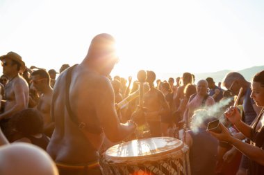 Üçüncü plaj, Downtown Vancouver, British Columbia, Kanada - 22 Mayıs 2018: eğleniyor bir Drum Circle olay sırasında canlı bir günbatımı insanlar.