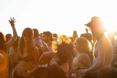 Üçüncü plaj, Downtown Vancouver, British Columbia, Kanada - 22 Mayıs 2018: eğleniyor bir Drum Circle olay sırasında canlı bir günbatımı insanlar.