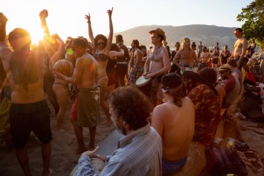 Üçüncü plaj, Downtown Vancouver, British Columbia, Kanada - 22 Mayıs 2018: eğleniyor bir Drum Circle olay sırasında canlı bir günbatımı insanlar.