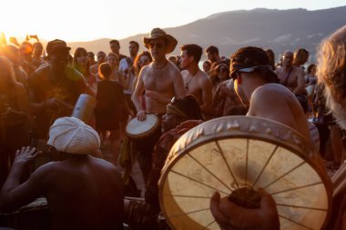 Üçüncü plaj, Downtown Vancouver, British Columbia, Kanada - 22 Mayıs 2018: eğleniyor bir Drum Circle olay sırasında canlı bir günbatımı insanlar.