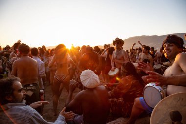 Üçüncü plaj, Downtown Vancouver, British Columbia, Kanada - 22 Mayıs 2018: eğleniyor bir Drum Circle olay sırasında canlı bir günbatımı insanlar.