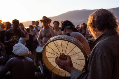 Üçüncü plaj, Downtown Vancouver, British Columbia, Kanada - 22 Mayıs 2018: eğleniyor bir Drum Circle olay sırasında canlı bir günbatımı insanlar.
