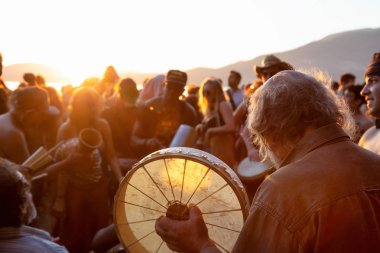 Üçüncü plaj, Downtown Vancouver, British Columbia, Kanada - 22 Mayıs 2018: eğleniyor bir Drum Circle olay sırasında canlı bir günbatımı insanlar.