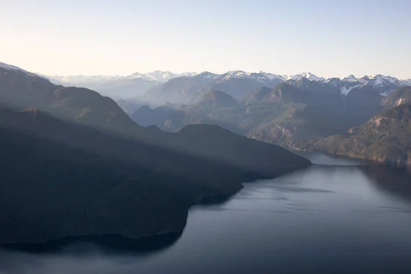 活気のある晴れた日の間にカナダの山の風景の印象的な眺め 北のバンクーバー ブリティッシュ コロンビア カナダのピット湖で撮影 — ストック写真