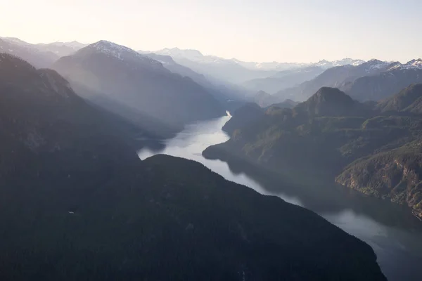 Beeindruckende Luftaufnahme Der Kanadischen Berglandschaft Einem Lebhaften Sonnigen Tag Aufgenommen — Stockfoto