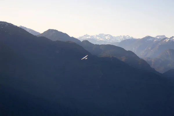 Vista Aérea Bela Paisagem Montanhosa Canadense Com Avião Voando Tomado — Fotografia de Stock