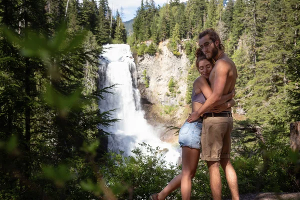 Ungt Par Njuter Tiden Tillbringade Tillsammans Naturen Tagit Alexander Falls — Stockfoto