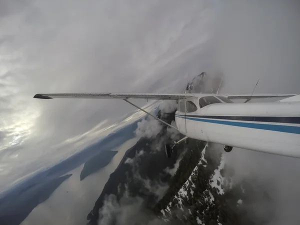 Flugzeug Fliegt Einem Bewölkten Abend Über Die Wunderschöne Kanadische Berglandschaft — Stockfoto