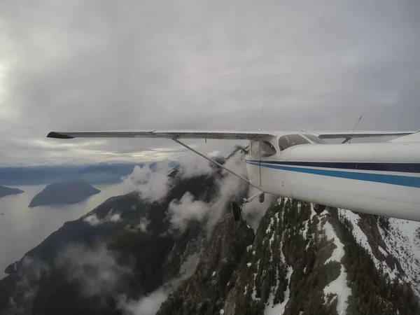 Літаючих Красиві Канадський Гірський Ландшафт Під Час Хмарної Вечір Прийняті — стокове фото
