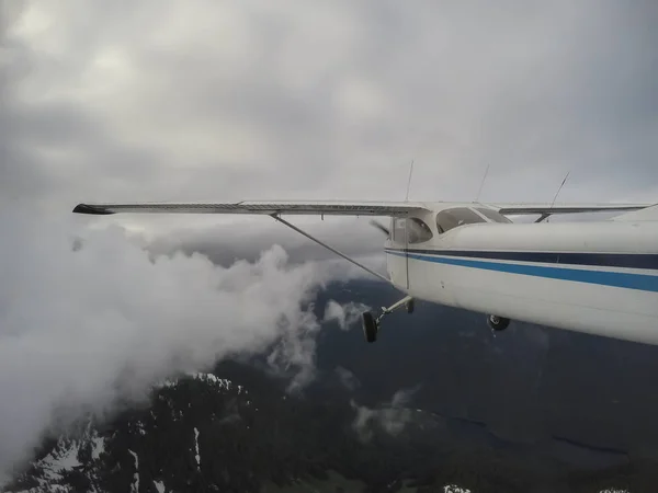Avion Survolant Magnifique Paysage Montagneux Canadien Par Une Soirée Nuageuse — Photo