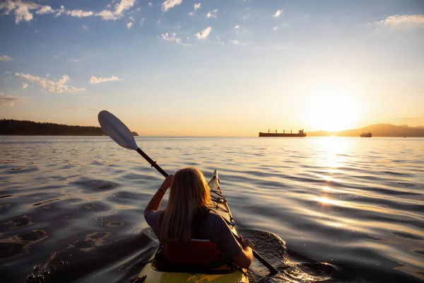 Žena Kajaku Paddeling Oceánu Během Zářivé Slunce Přijata Vancouver Britská — Stock fotografie