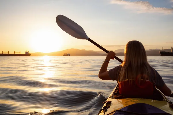 一只独木舟上的女人在 Paddeling 的日落时被大海所影响 在加拿大不列颠哥伦比亚省温哥华拍摄 生活方式 — 图库照片