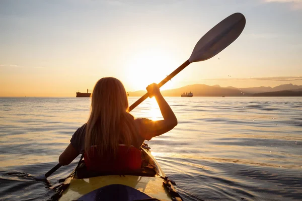 Mulher Caiaque Está Remando Oceano Durante Pôr Sol Vibrante Tomado — Fotografia de Stock