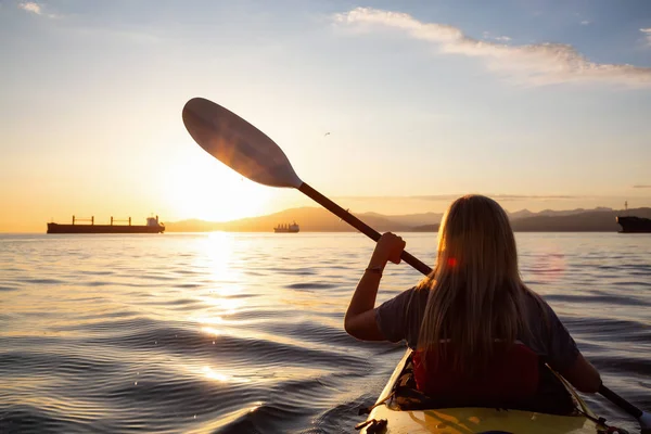 Mulher Caiaque Está Remando Oceano Durante Pôr Sol Vibrante Tomado — Fotografia de Stock