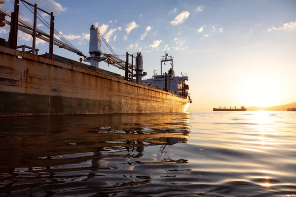 Ein Altes Rostiges Schiff Parkt Hafen Während Eines Pulsierenden Sonnenuntergangs — Stockfoto