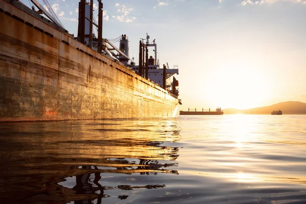 Vieux Navire Rouillé Est Stationné Dans Port Lors Coucher Soleil — Photo