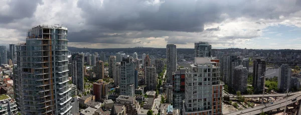 Luchtfoto Uitzicht Van Een Prachtige Moderne Stadsgezicht Tijdens Een Bewolkte — Stockfoto