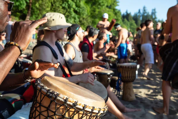 Üçüncü plaj, Downtown Vancouver, British Columbia, Kanada - 22 Mayıs 2018: eğleniyor bir Drum Circle olay sırasında canlı bir günbatımı insanlar.