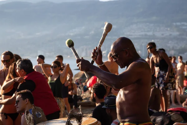 Üçüncü plaj, Downtown Vancouver, British Columbia, Kanada - 22 Mayıs 2018: eğleniyor bir Drum Circle olay sırasında canlı bir günbatımı insanlar.