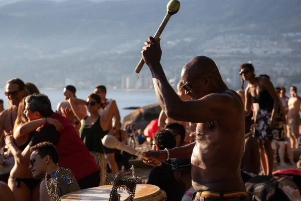 Üçüncü plaj, Downtown Vancouver, British Columbia, Kanada - 22 Mayıs 2018: eğleniyor bir Drum Circle olay sırasında canlı bir günbatımı insanlar.