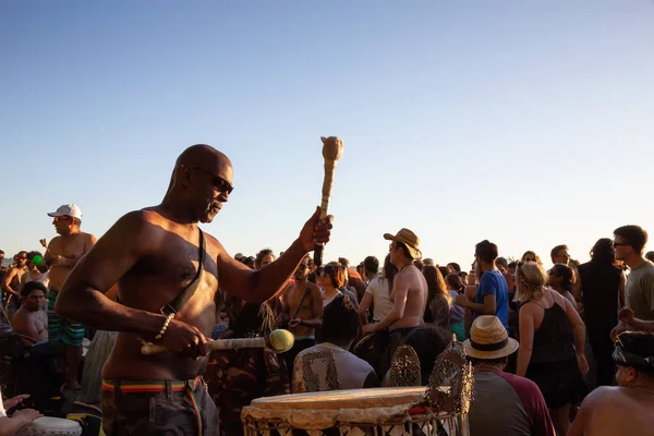 Üçüncü plaj, Downtown Vancouver, British Columbia, Kanada - 22 Mayıs 2018: eğleniyor bir Drum Circle olay sırasında canlı bir günbatımı insanlar.