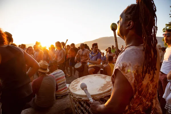 Üçüncü plaj, Downtown Vancouver, British Columbia, Kanada - 22 Mayıs 2018: eğleniyor bir Drum Circle olay sırasında canlı bir günbatımı insanlar.