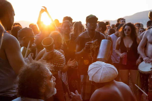 Üçüncü plaj, Downtown Vancouver, British Columbia, Kanada - 22 Mayıs 2018: eğleniyor bir Drum Circle olay sırasında canlı bir günbatımı insanlar.