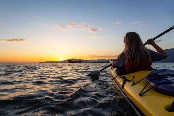 Mulher Caiaque Está Remando Oceano Durante Pôr Sol Vibrante Tomada — Fotografia de Stock