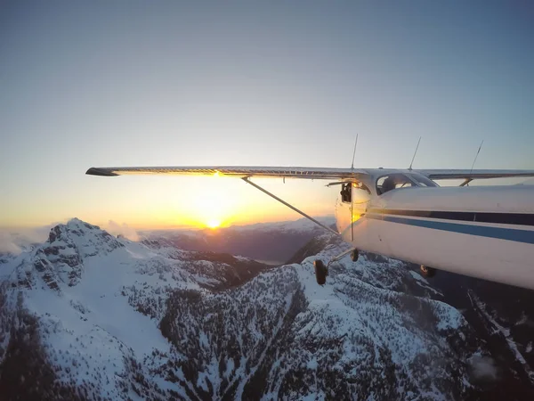 Avión Volando Sobre Hermoso Paisaje Canadiense Durante Una Vibrante Colorida —  Fotos de Stock