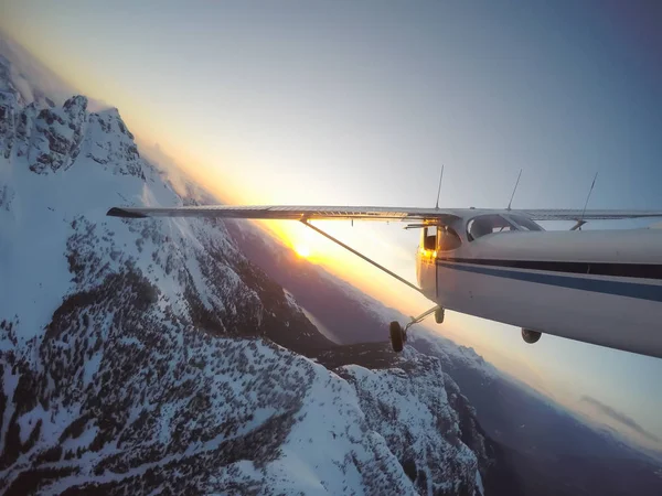 Avião Voando Sobre Bela Paisagem Canadense Durante Pôr Sol Vibrante — Fotografia de Stock