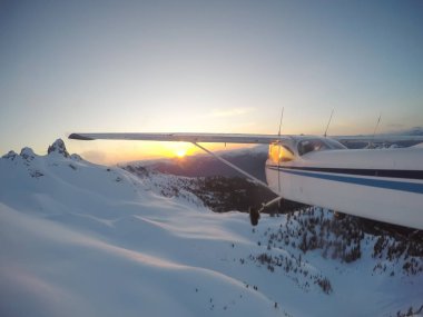 Güzel Kanada peyzaj üzerinde bir canlı ve renkli gün batımı sırasında uçan uçak. Vancouver, British Columbia, Kanada alınan.