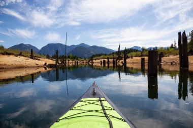 Kanada dağ manzarası ile çevrili güzel bir sabah sırasında kayak. Çıta Gölü, doğusunda Vancouver, British Columbia, Kanada çekilmiş.