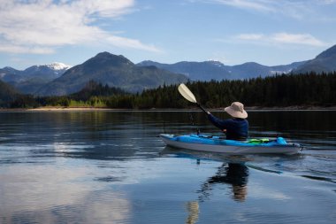 Kanada dağ manzarası ile çevrili bir canlı sabah sırasında kayak. Çıta Gölü, doğusunda Vancouver, British Columbia, Kanada çekilmiş. Konsept: Macera, tatil, tatil