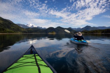 Kanada dağ manzarası ile çevrili bir canlı sabah sırasında kayak. Çıta Gölü, doğusunda Vancouver, British Columbia, Kanada çekilmiş. Konsept: Macera, tatil, tatil