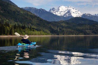 Kanada dağ manzarası ile çevrili bir canlı sabah sırasında kayak. Çıta Gölü, doğusunda Vancouver, British Columbia, Kanada çekilmiş. Konsept: Macera, tatil, tatil