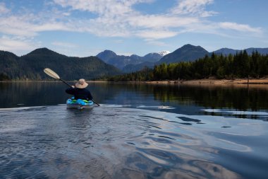 Kanada dağ manzarası ile çevrili bir canlı sabah sırasında kayak. Çıta Gölü, doğusunda Vancouver, British Columbia, Kanada çekilmiş. Konsept: Macera, tatil, tatil