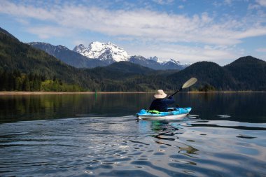 Kanada dağ manzarası ile çevrili bir canlı sabah sırasında kayak. Çıta Gölü, doğusunda Vancouver, British Columbia, Kanada çekilmiş. Konsept: Macera, tatil, tatil