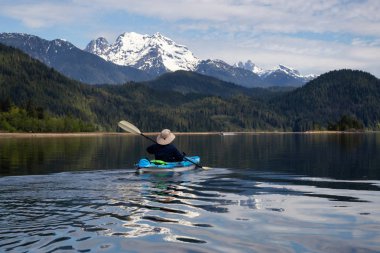 Kanada dağ manzarası ile çevrili bir canlı sabah sırasında kayak. Çıta Gölü, doğusunda Vancouver, British Columbia, Kanada çekilmiş. Konsept: Macera, tatil, tatil