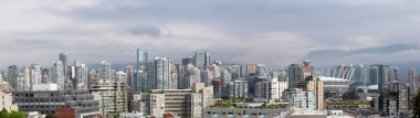 Vancouver, British Columbia, Kanada - 18 Mayıs 2018: Geliştirilen şehir şehir panoramik manzarasını bulutlu sabah sırasında.