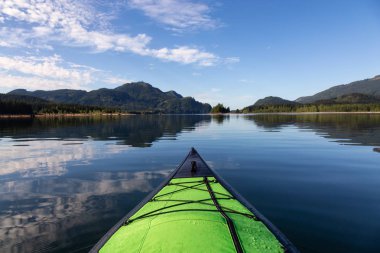 Kanada dağ manzarası ile çevrili güzel bir sabah sırasında kayak. Çıta Gölü, doğusunda Vancouver, British Columbia, Kanada çekilmiş.